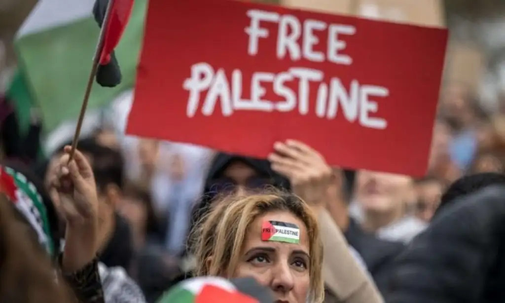 نشطاء ينظمون أسطول قوارب في بحيرة جنيف دعما لفلسطين قبيل قمة مجموعة السبع