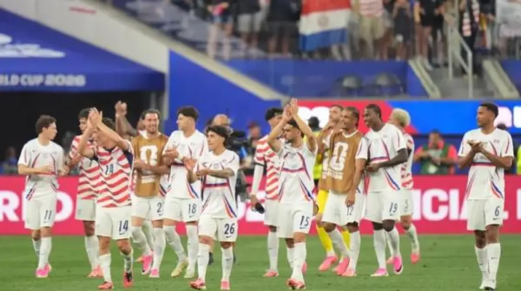 سبب غريب وراء ارتداء اللاعبين أحذية وردية في كأس العالم