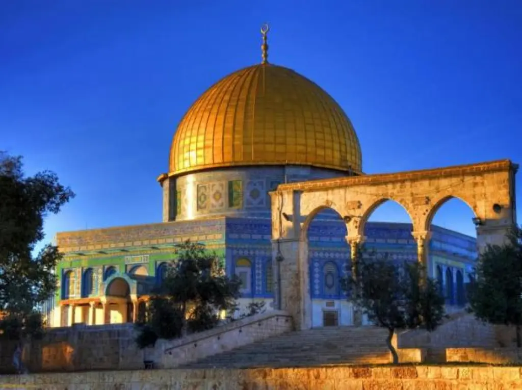 عشرات المستوطنين المتطرفين يقتحمون الأقصى واعتقال 19 فلسطينيا