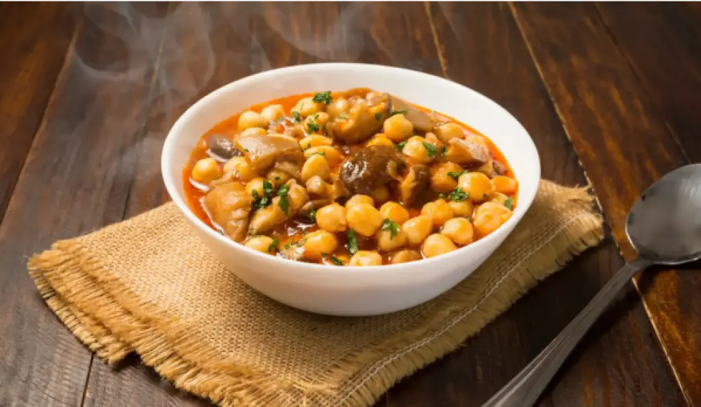 يخنة الحمص بالفطر لوجبة نباتية مشبعة وسريعة