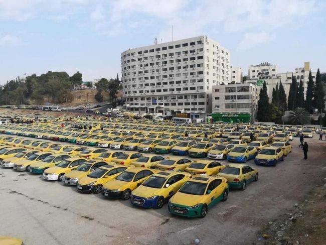 سائقو الأصفر.. يطالبون بإلغاء الحظر الليلي وتخفيض الضمان اليومي 35%
